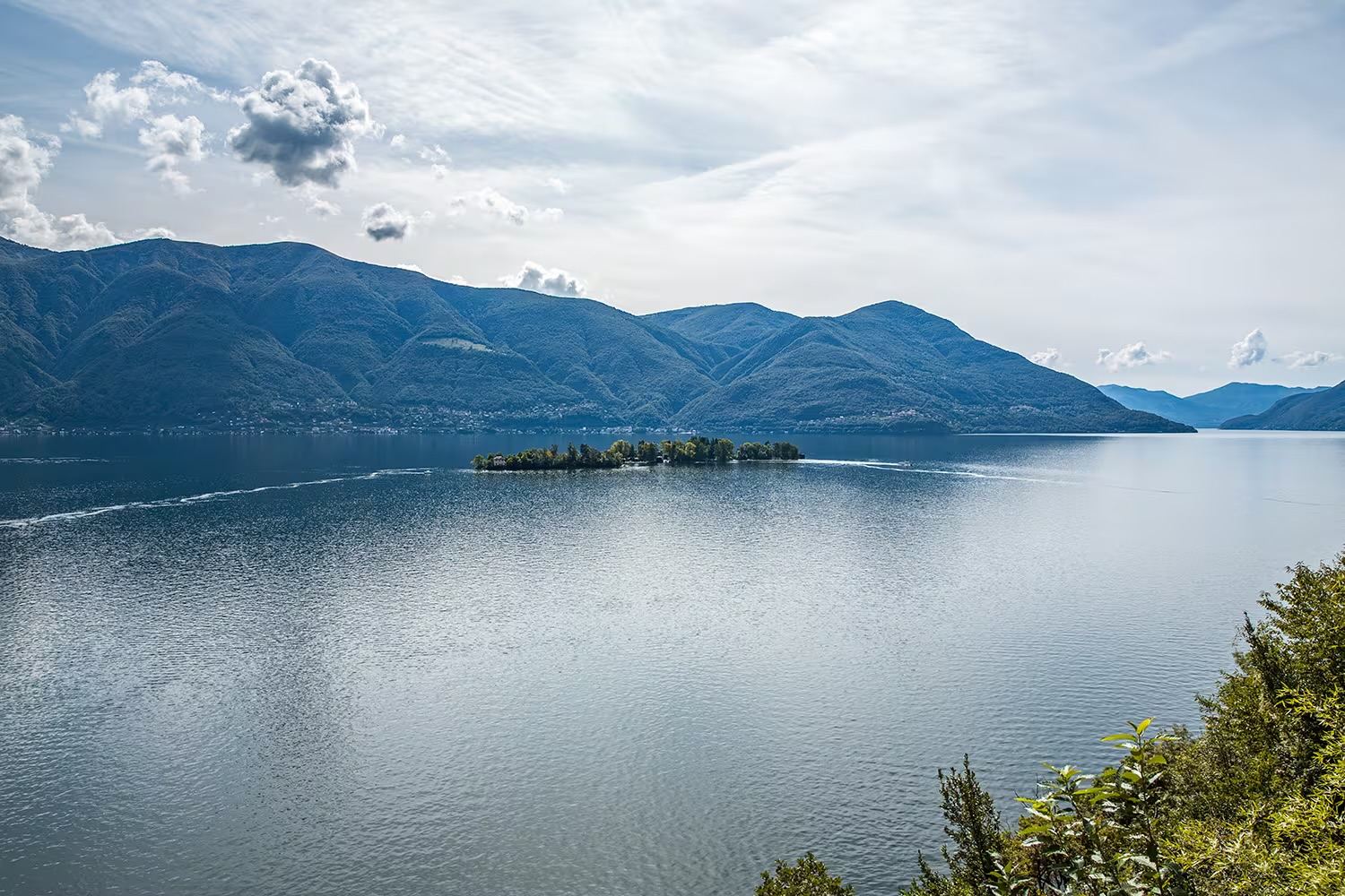 Weiter 180° Blick von der Casa Rondine über den Lago Maggiore, die Brissago-Inseln in der Ferne