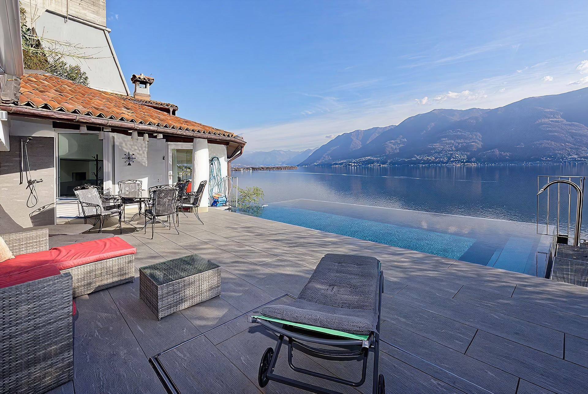 Beheizter Infinity-Pool der Casa Rondine mit 180° Panoramablick auf den Lago Maggiore und die Brissago-Inseln