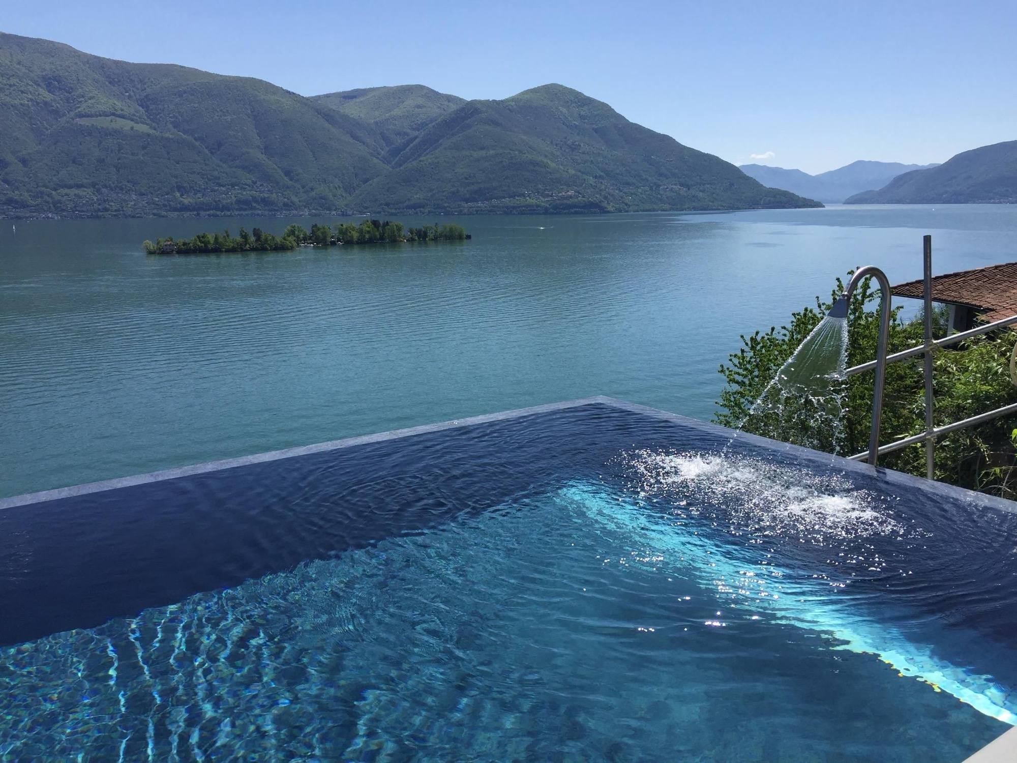 Beheizter Infinity-Pool der Casa Rondine mit Blick auf den Lago Maggiore